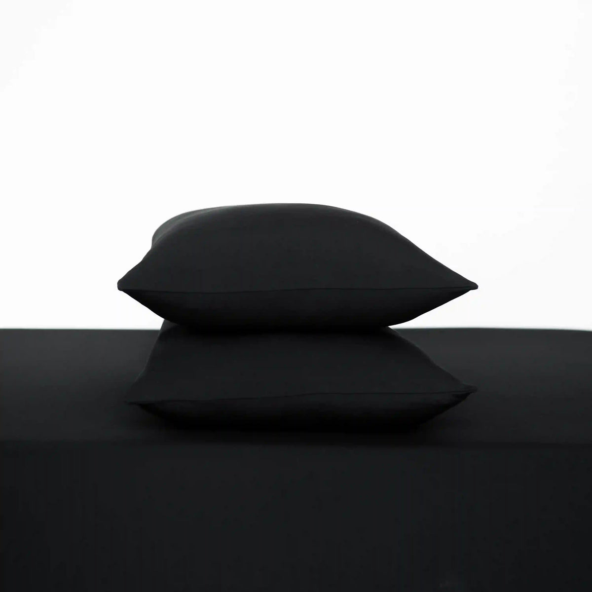 Fitted Sheet with Pillowcases in Midnight