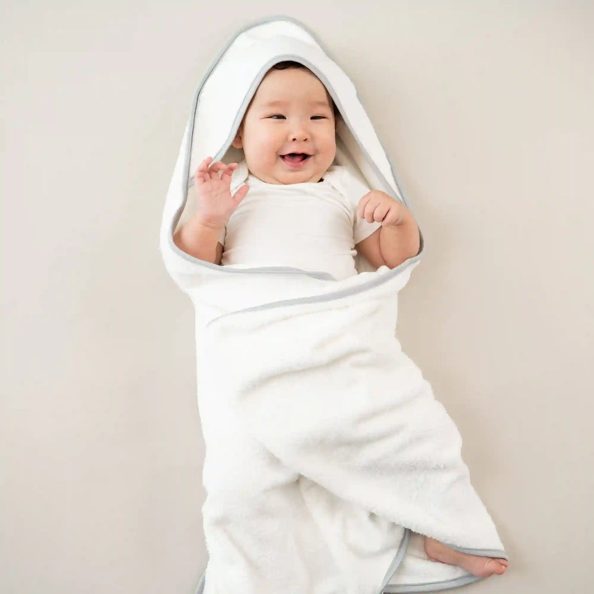 Hooded Bath Towel in Cloud with Storm Trim